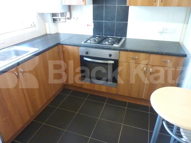 			LARGE 3/4 BED MINUTES TO BAYSWATER! , 3 Bedroom, 1 bath, 1 reception Flat			 Harrow Road , ROYAL OAK / LITTLE VENICE
